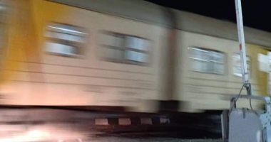 قارئ يشكو من ترك مزلقان مدينة قطور بالغربية مفتوحا أثناء مرور القطار