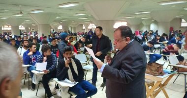 رئيس جامعة حلوان يتفقد امتحانات الطلاب.. صور
