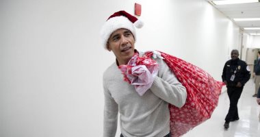 فى زى "بابا نويل".. باراك أوباما يحمل الهدايا والسعادة لأطفال مستشفى خيرى