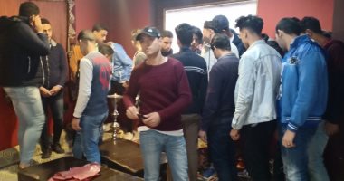 تسليم 25 طالبا بعد ضبطهم يتعاطون الشيشة بأحد المقاهى بدمياط لذويهم