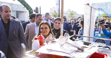 3 وزراء ومحافظ القاهرة يسألون الشباب عن أسعار المأكولات فى شارع 306