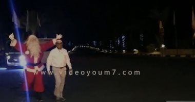 فيديو وصور.. كلاكيت رابع سنة.. سائح بلجيكى يتجول بشوارع مرسى علم مرتديا ملابس "بابا نويل"