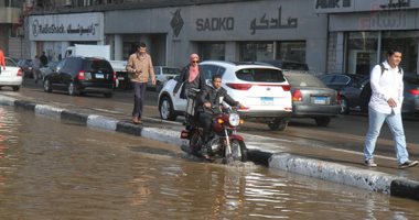 كثافات مرورية بسبب أعمال إصلاح كسر ماسورة مياه بمصر الجديدة   