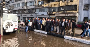 فيديو وصور.. محافظ القاهرة يتفقد موقع كسر ماسورة مياه كورنيش النيل أمام ماسبيرو