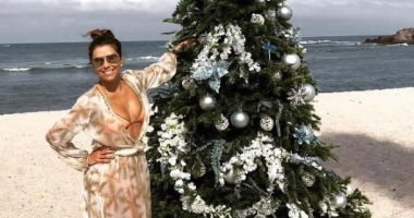 مستعدة للـ NEW YEAR.. إيفا لونجوريا بملابس البحر بجانب شجرة الكريسماس