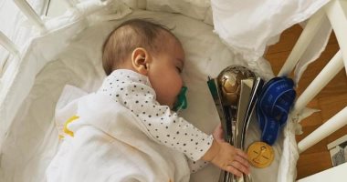 احتفال ملائكى.. شاهد ابن لوكاس فاسكيز يخطف كأس العالم للأندية من ريال مدريد