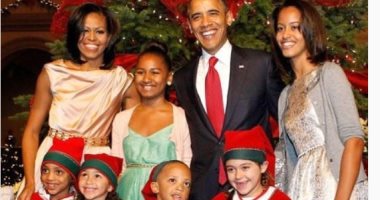 عائلة إوباما تحتفل بأعياد الكريسماس وسط أطفال منظمته الخيرية