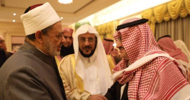صور.. الإمام الأكبر يقدم العزاء لأسرة الأمير طلال بن عبد العزيز آل سعود