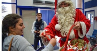 "بابا نويل" يصل مطار مرسى علم قادمًا من بلجيكا