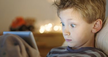 كيف تتأثر عيون طفلك بالتعرض لضوء التابلت والموبايل؟