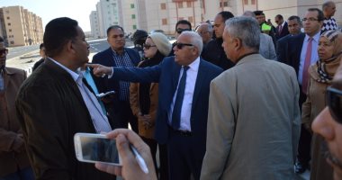 صور.. محافظ بورسعيد يقرر تأجيل افتتاح مشروعى إسكان لحين تلافى الملاحظات