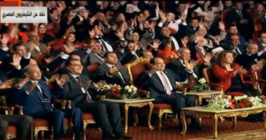فيديو.. السيسي يحيي شباب من أصحاب القدرات السمعية على براعتهم فى تقديم أغنية
