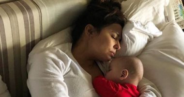 إيفا لونجوريا "أم شقيانة"..ظهرت بصورة جديدة بعد أن غلبها النوم محتضنة طفلها
