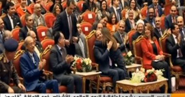 فيديو.. طفلة تخترق الحضور لتحتضن الرئيس السيسى خلال احتفالية ذوى الإعاقة