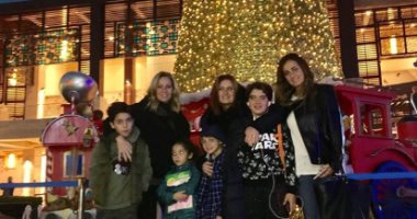 أمام شجرة عيد الميلاد.. حلا شيحة تحتفل بالكريسماس مع شقيقاتها هنا وحلا وأبنائها