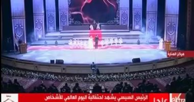 فيديو.. أحمد فلوكس وهنا شيحة يحتفلان بزفافهما أمام الرئيس باحتفالية ذوى الإعاقة