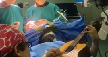 موسيقار جنوب إفريقى يستعين بالعزف على الجيتار لمواجهة عملية إزالة ورم خبيث بالمخ