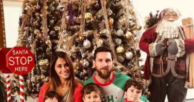 "كرة وشجرة وبابا نويل".. هكذا احتفل ميسي مع أبناءه وزوجته بأعياد الكريسماس