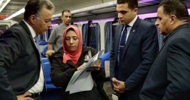 وزير النقل يتابع مشروع تطوير إشارات السكة الحديد من كابينة جرار القطار 921 