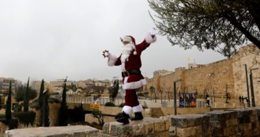 ولد المسيح هللويا.. بابا نويل الفلسطينى يضفى أجواء السعادة فى بيت لحم