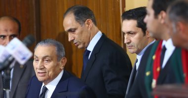 5 لقطات فى الجلسة الأولى لشهادة مبارك فى قضية اقتحام السجون