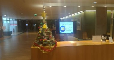 مكتبة الاسكندرية تصنع شجرة الكريسماس من 50 كتاب ورسالة علمية