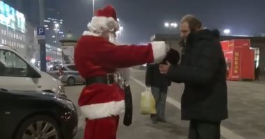 بابا نويل بشكل تانى.. صاحب البذلة الحمراء يوزع الهدايا على الفقراء.. فيديو