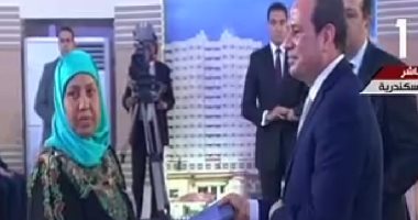 الرئيس السيسي يسلم عقود 10 وحدات سكنية بمشروع إسكان بشاير الخير 2