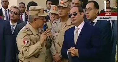 الرئيس السيسي يتفقد مشروع"بشاير الخير2".. ويستفسر عن سبب مبنى مائل