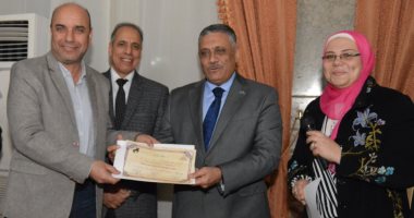 نائب رئيس جامعة عين شمس يكرم المشاركين بفعاليات حملة مناهضة العنف