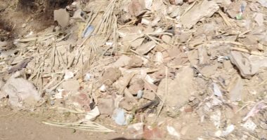 قارئ يشكو من انتشار القمامة ومخلفات البناء بطريق القنابرة سوهاج