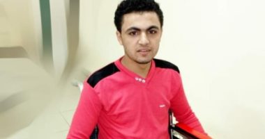 فيديو وصور.. شاب يعانى من شلل رباعى يطالب بترخيص كشك للإنفاق على أسرته بكفر الشيخ