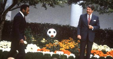 الأسطورة بيليه ينشر صورة نادرة تجمعه مع الرئيس الأمريكى ريجان 