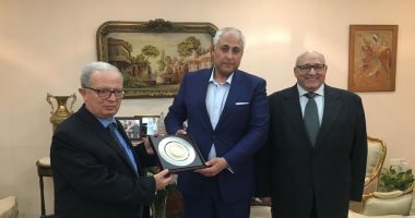 رئيس جامعة عين شمس يبحث مع سفير مصر بسلطنة عمان إقامة معرض للجامعات المصرية