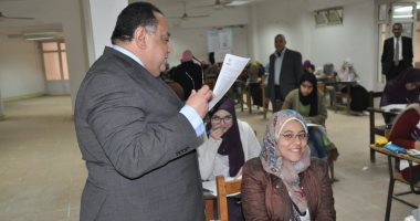 صور.. رئيس جامعة حلوان يتفقد امتحانات التيرم الأول