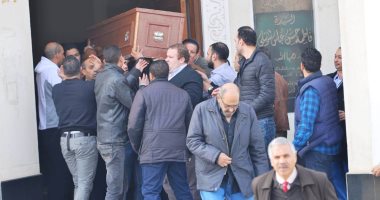 وصول جثمان شقيق محمد فؤاد إلى مسجد فاطمة الشربتلى بالتجمع لصلاة الجنازة