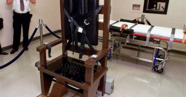 ألاباما تنفذ أول إعدام بالولايات المتحدة بالخنق بالنيتروجين.. كينيث سميث أول سجين يتم إعدامه بالطريقة المثيرة للجدل لدوره فى جريمة قتل عام 1988..التنفيذ تم رغم انتقادات الأمم المتحدة وخبراء يصفونها بتجربة بشرية