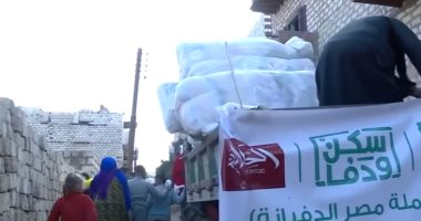 عمرو أديب يعرض تقريرًا حول توزيع بطاطين على أهالى قرى محافظة المنيا