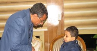 صور..وزير الداخلية يهدى طفل حقيبة ملابس رياضية عقب مشاركته بماراثون زايد