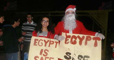 بابانويل يرفع لافتات "Egypt is Safe" أمام السائحين بأسوان.. فيديو وصور