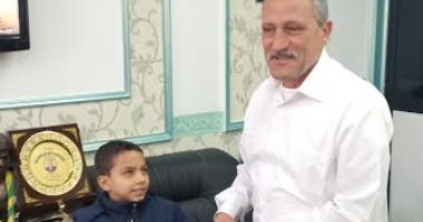 محافظ الإسماعيلية يكرم أحمد عرفة الشهير بطفل ماراثون زايد الخير