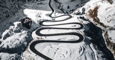 لما الشتا يدق البيبان.. مصور يرصد الممرات الجبلية المغطاة بالثلوج فى سويسرا