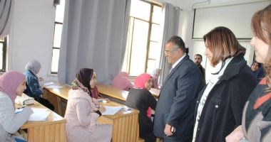 نائب رئيس جامعة عين شمس يتفقد لجان الامتحانات بكلية الآداب 