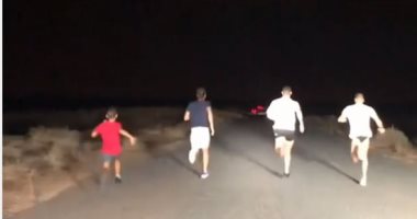 رونالدو يجرى برفقة ابنه وأصدقائه فى صحراء دبى.. فيديو