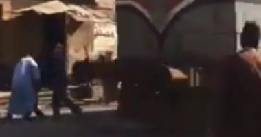 شاهد لحظة إنقاذ عامل مزلقان جرجا لطفل من الموت عقب سقوطه أمام قطار بسوهاج