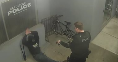 متآمر وأهبل.. لص يحاول سرقة دراجة هوائية من داخل قسم فى أمريكا.. فيديو
