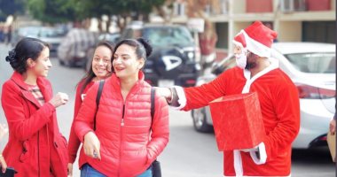 صور.. بابا نويل يوزع الهدايا على طلاب داخل جامعة سوهاج