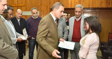 محافظ أسيوط يلتقى عدد من المواطنين ويكرم 6 من رجال التموين والطالبة "بركة"
