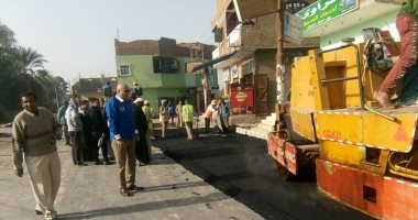 صور.. رئيس مدينة الطود يتابع رفع المخلفات والأتربة المتراكمة ورصف الطرق