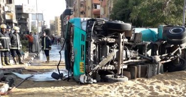معاينة موقع حادث انقلاب سيارة نقل محملة بالبصل على طريق الإسكندرية الصحراوي